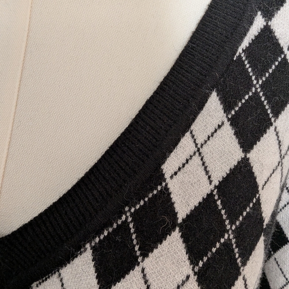 Torrid Black and White Diamond V-Neck Sweater - Picture 2 of 4